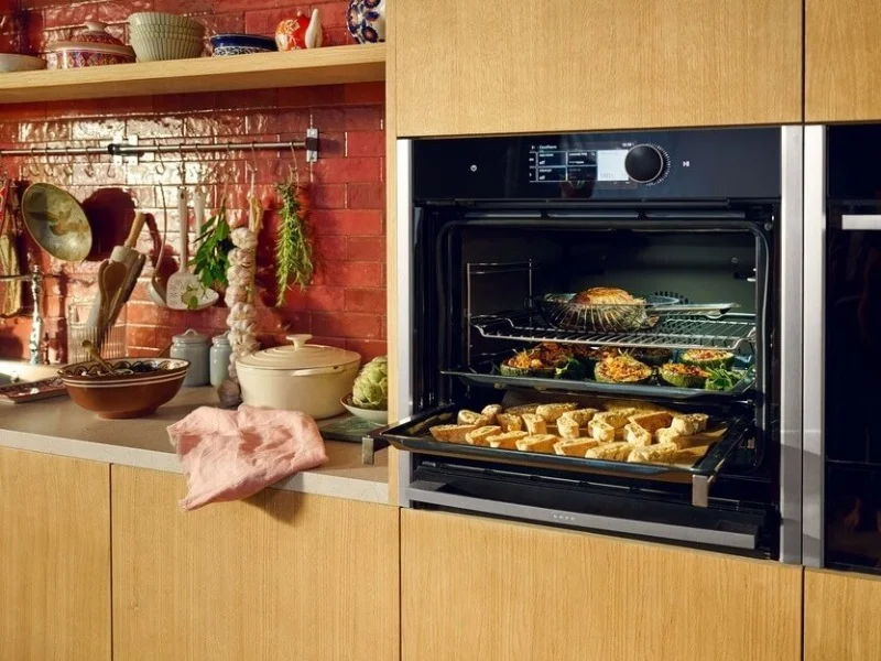 Neff Slide en Hide ovendeur schuift onder de oven