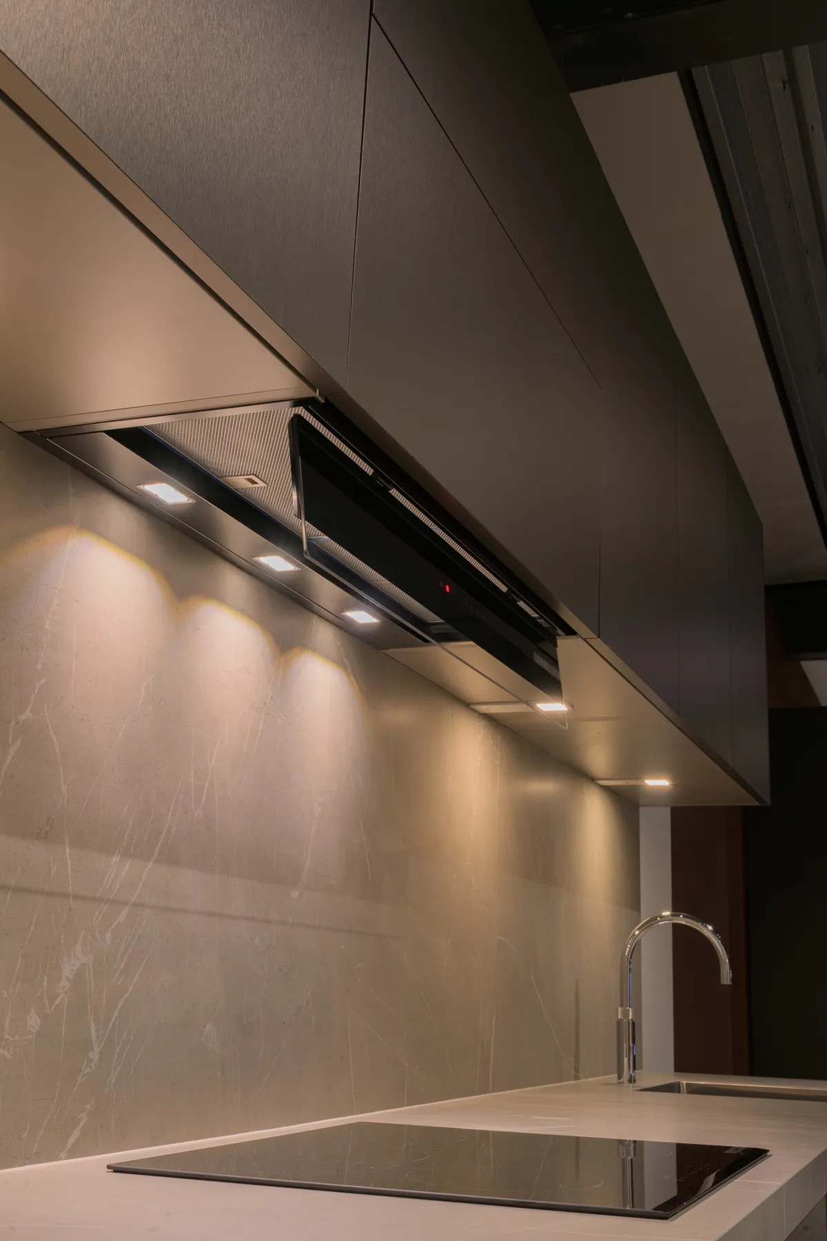 Bosch oven aan de zijkant van de kastenwand