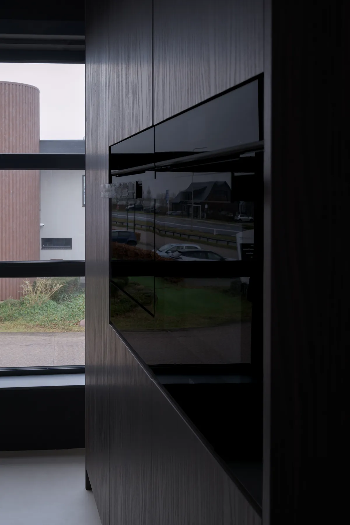 Siemens ovens in de kastenwand van de Armony Rho Bronzo Solido